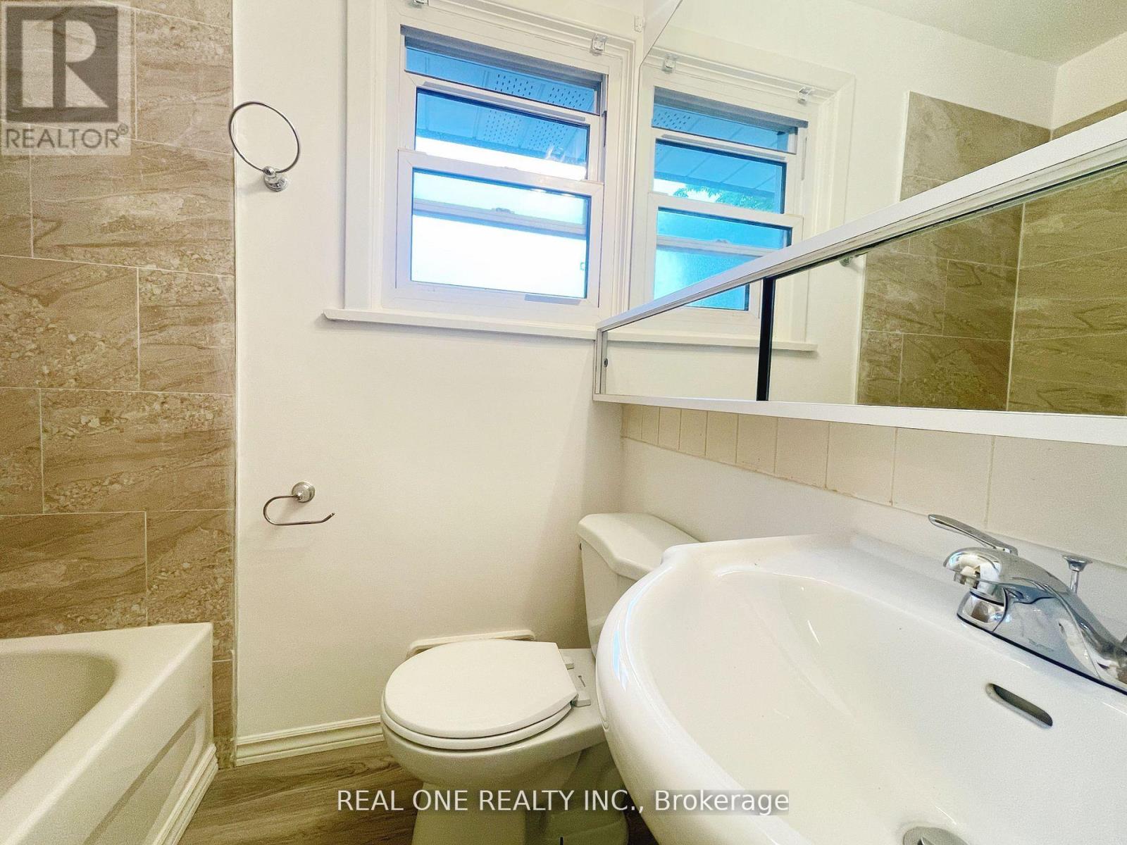 48 Lionel Heights Crescent, Toronto, Ontario  M3A 1M1 - Photo 19 - C12572346