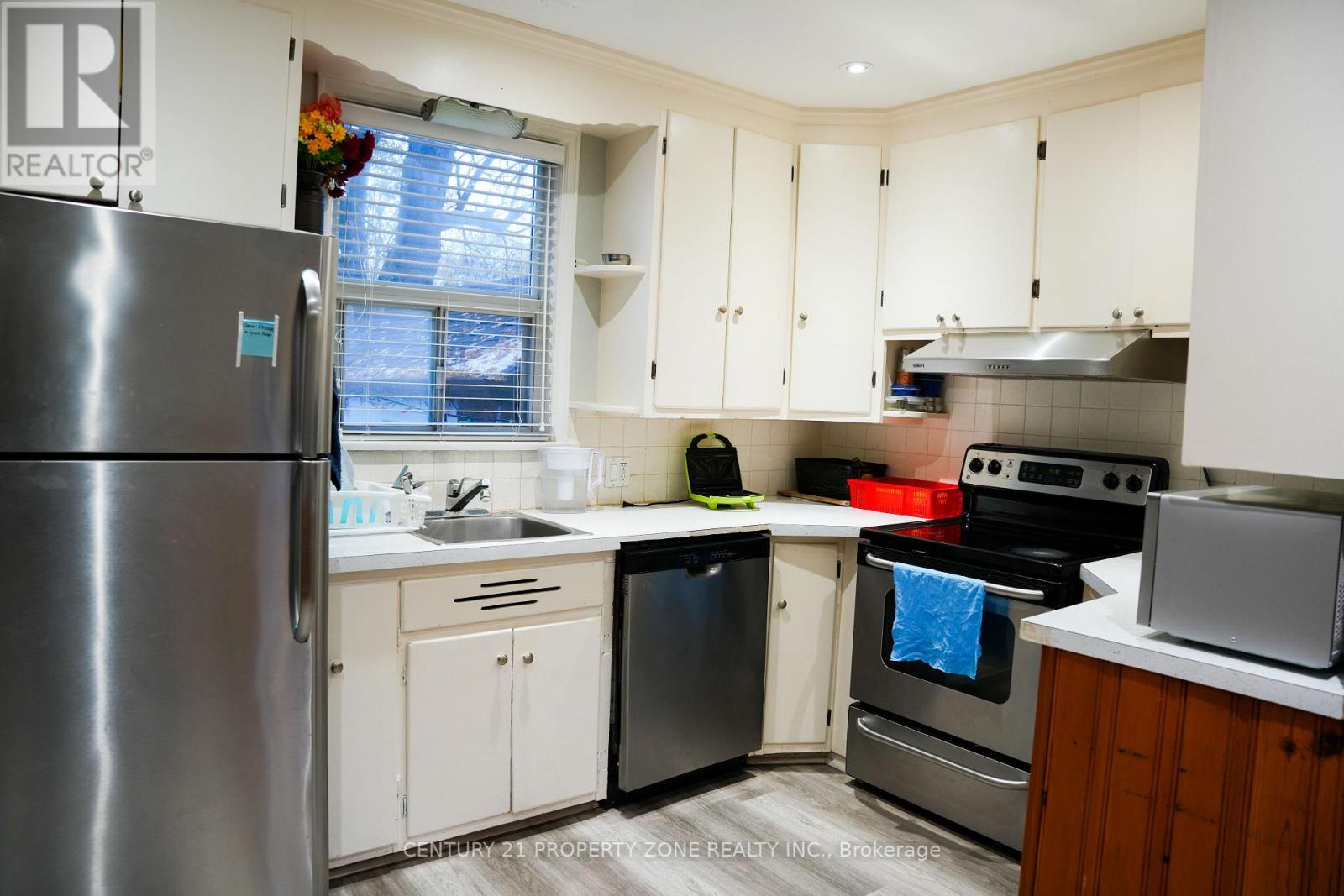 116 Elliot Street, Brampton, Ontario  L6Y 1W4 - Photo 3 - W12529774