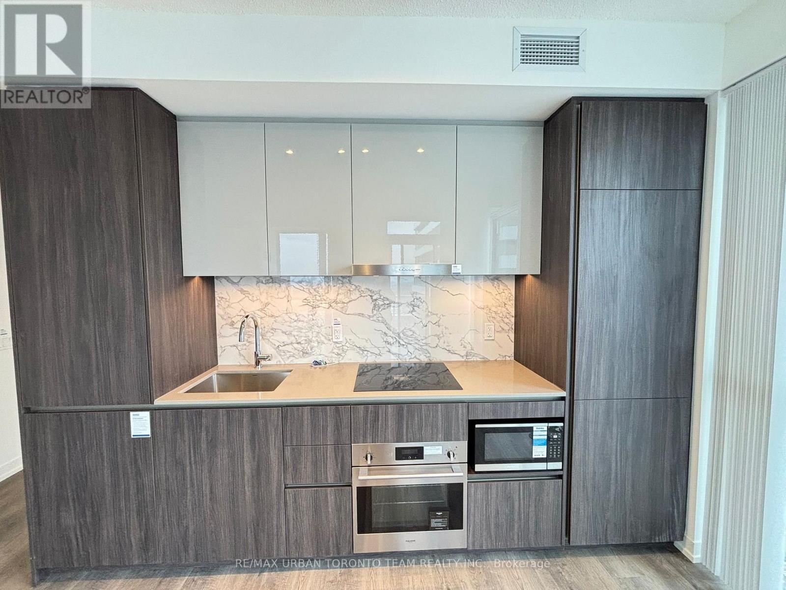 2309 - 8 Interchange Way, Vaughan, Ontario  L4K 5Z7 - Photo 4 - N12572342