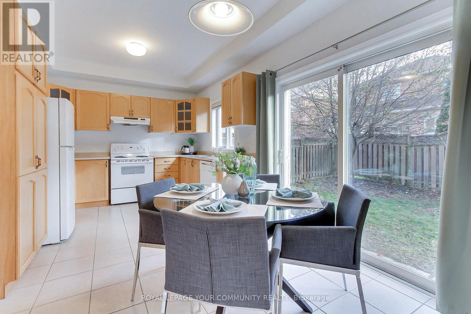 19 Chippingwood Manor, Aurora, Ontario  L4G 7R4 - Photo 10 - N12572382