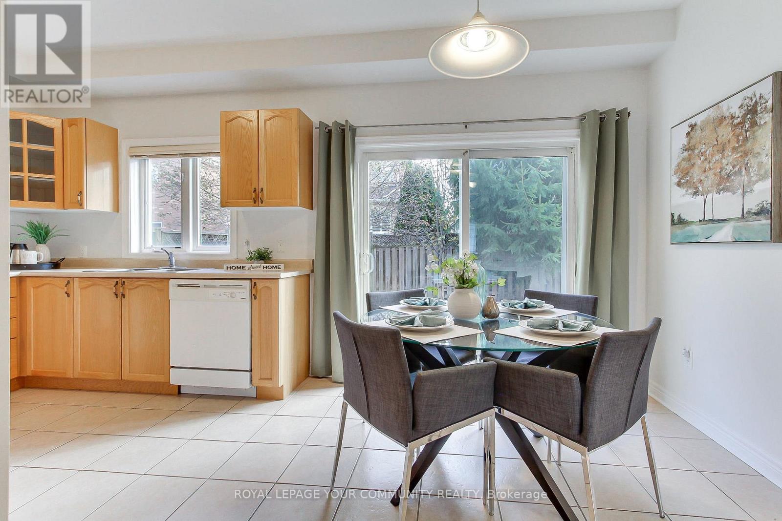 19 Chippingwood Manor, Aurora, Ontario  L4G 7R4 - Photo 11 - N12572382