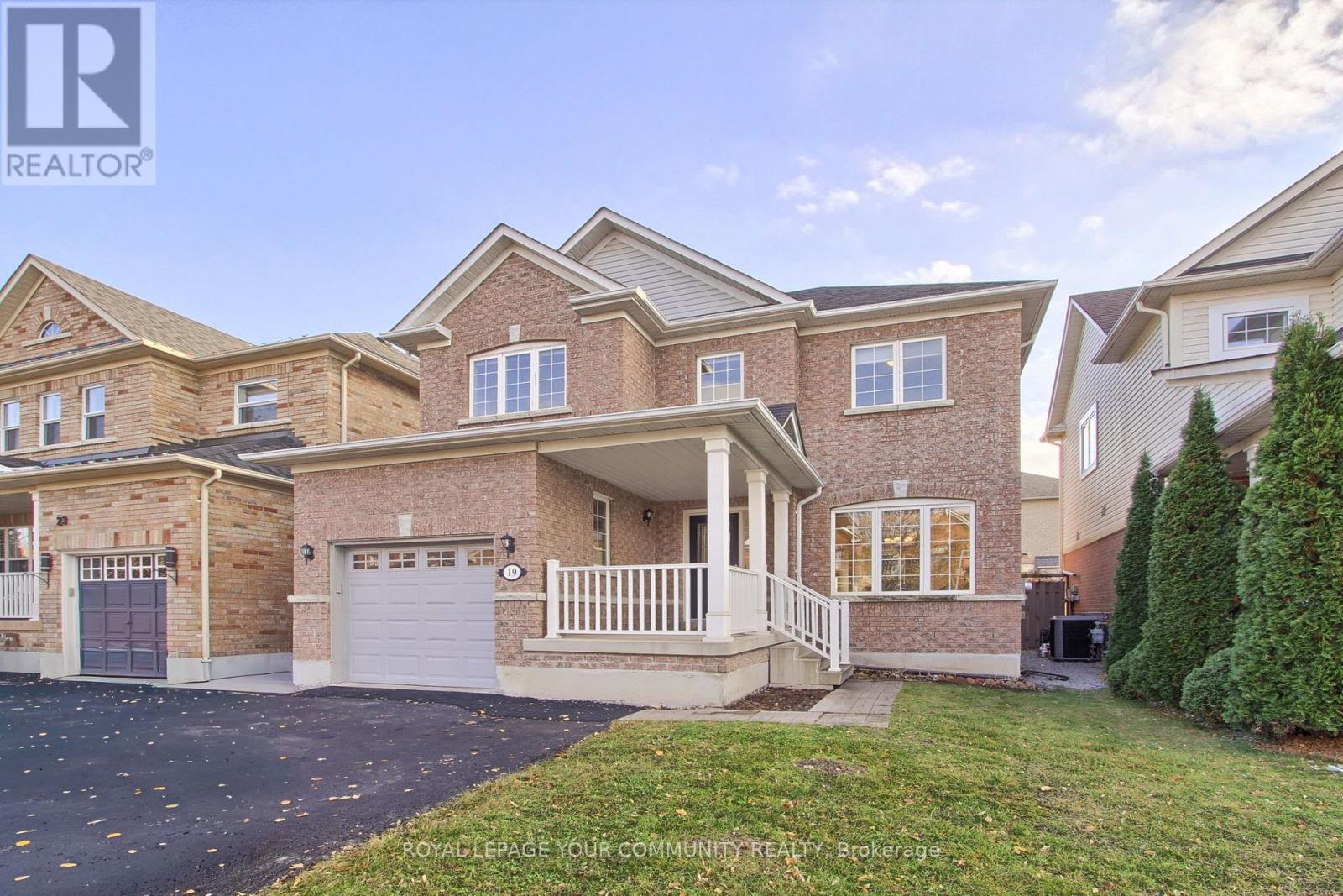 19 Chippingwood Manor, Aurora, Ontario  L4G 7R4 - Photo 2 - N12572382