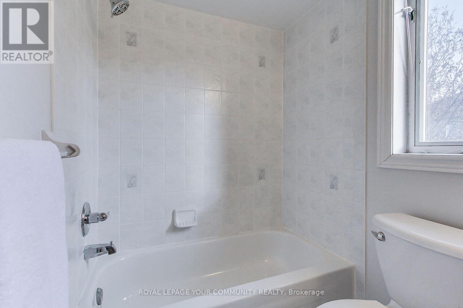 19 Chippingwood Manor, Aurora, Ontario  L4G 7R4 - Photo 24 - N12572382