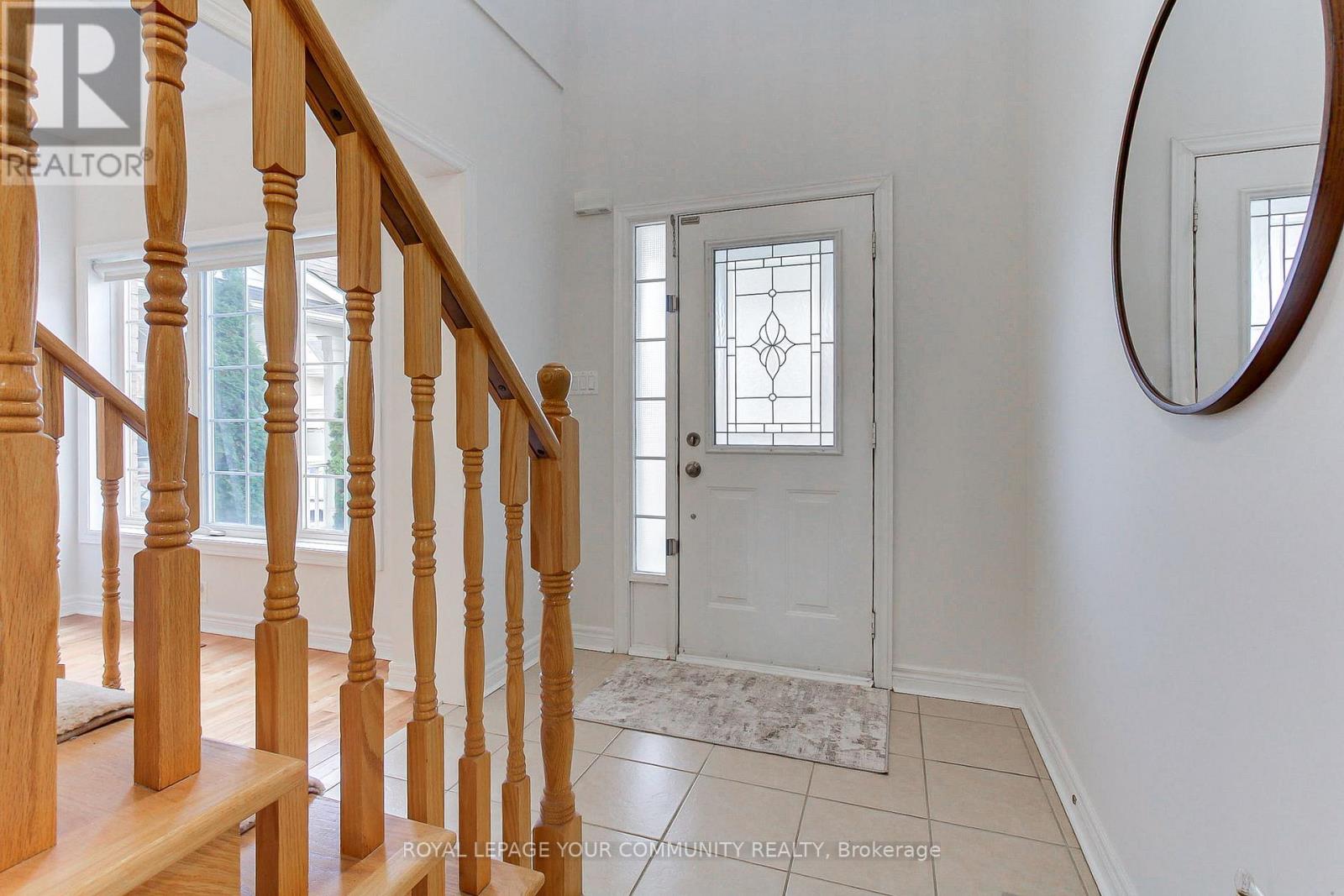 19 Chippingwood Manor, Aurora, Ontario  L4G 7R4 - Photo 4 - N12572382