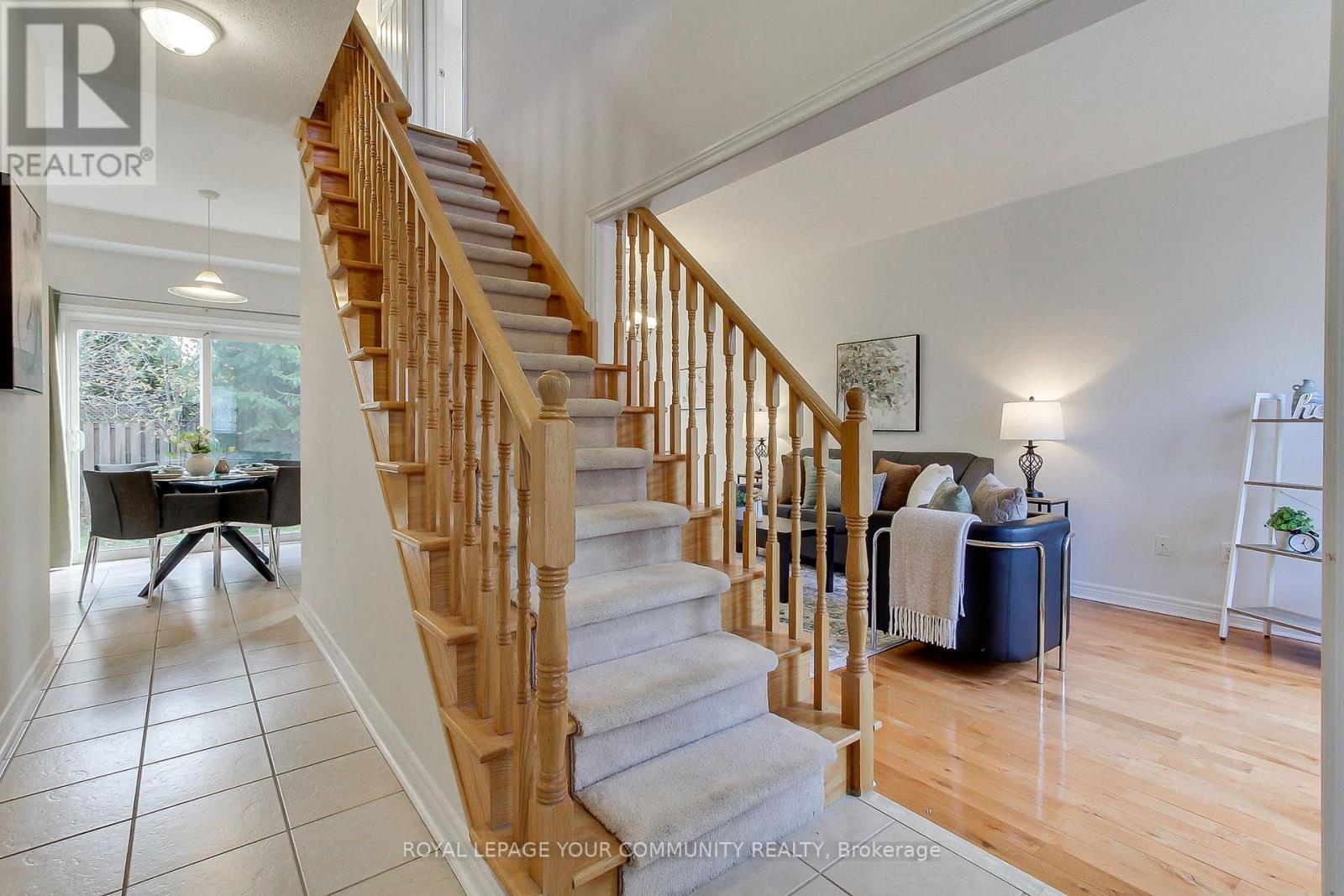 19 Chippingwood Manor, Aurora, Ontario  L4G 7R4 - Photo 5 - N12572382