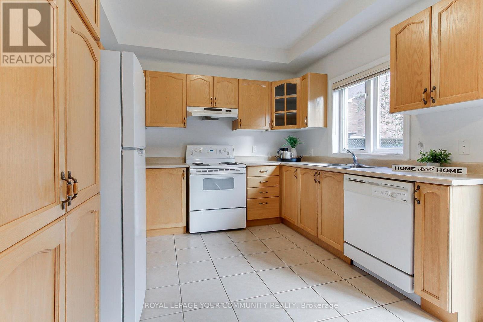 19 Chippingwood Manor, Aurora, Ontario  L4G 7R4 - Photo 6 - N12572382