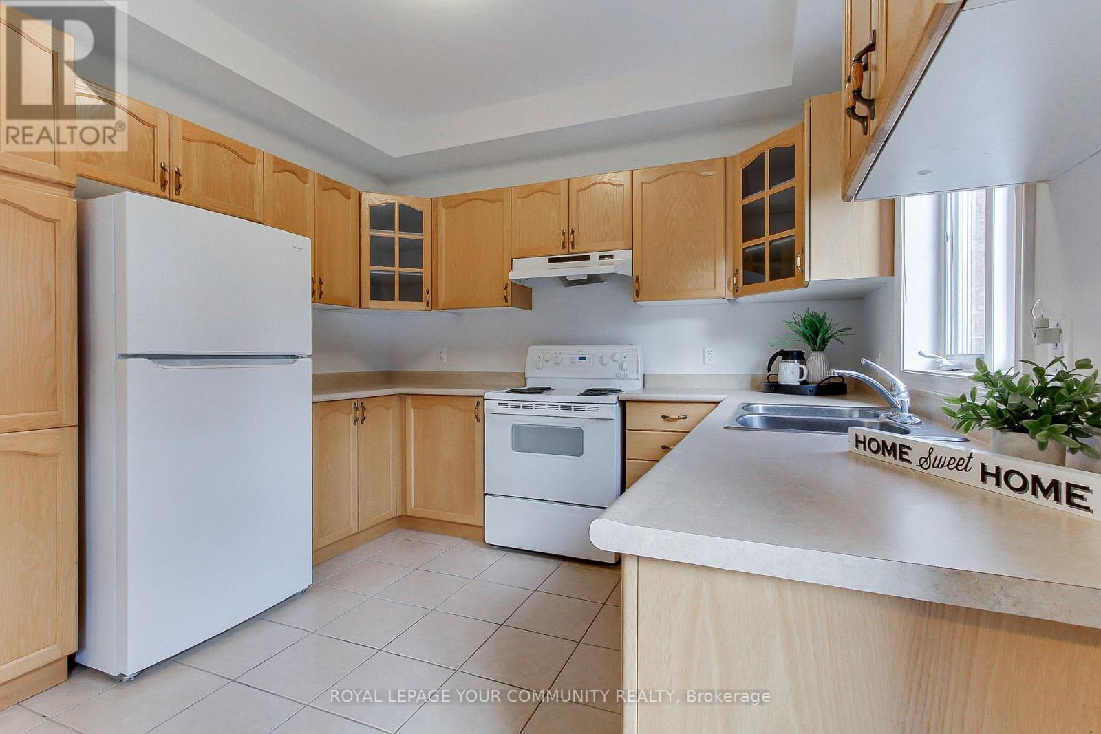 19 Chippingwood Manor, Aurora, Ontario  L4G 7R4 - Photo 7 - N12572382