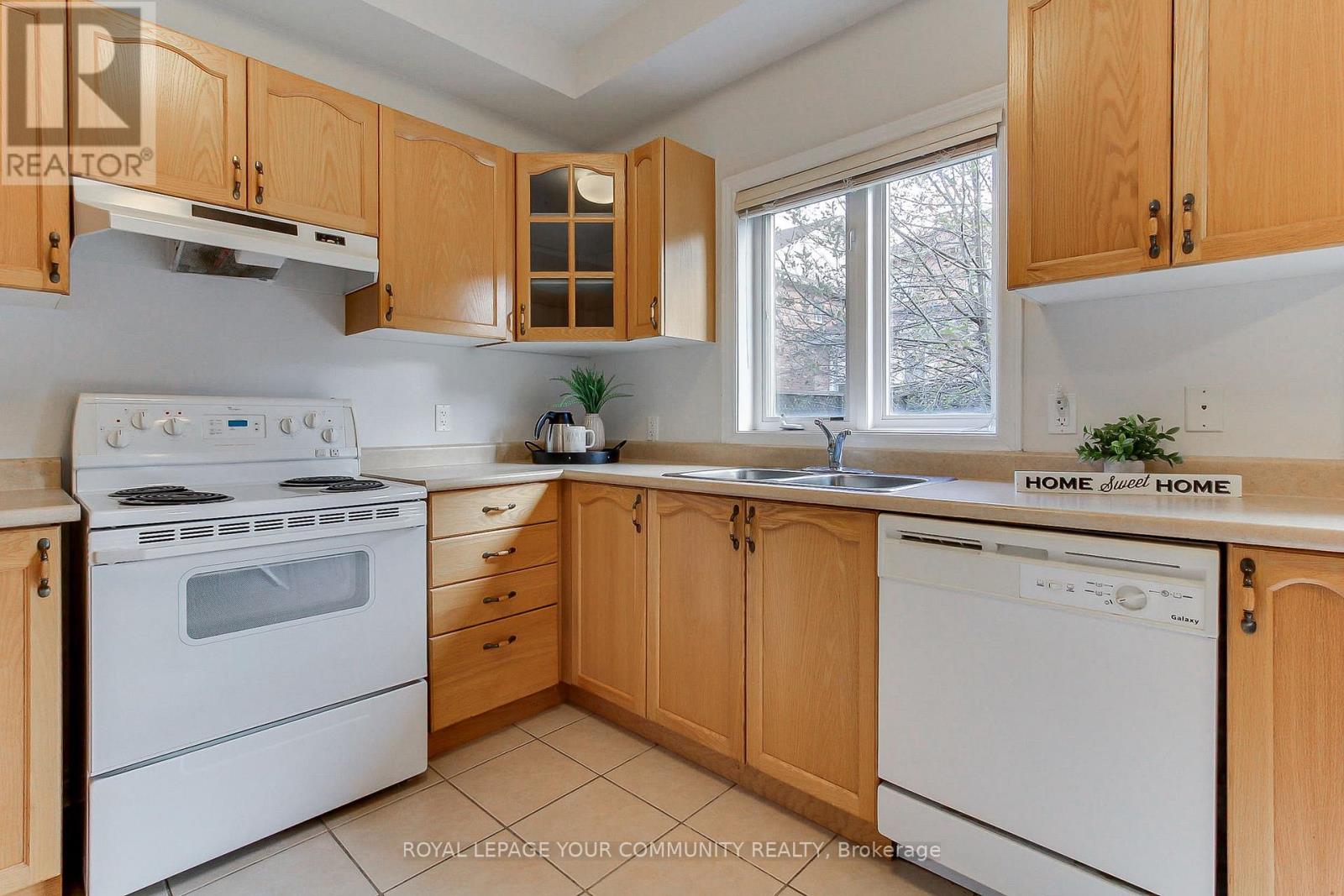 19 Chippingwood Manor, Aurora, Ontario  L4G 7R4 - Photo 8 - N12572382