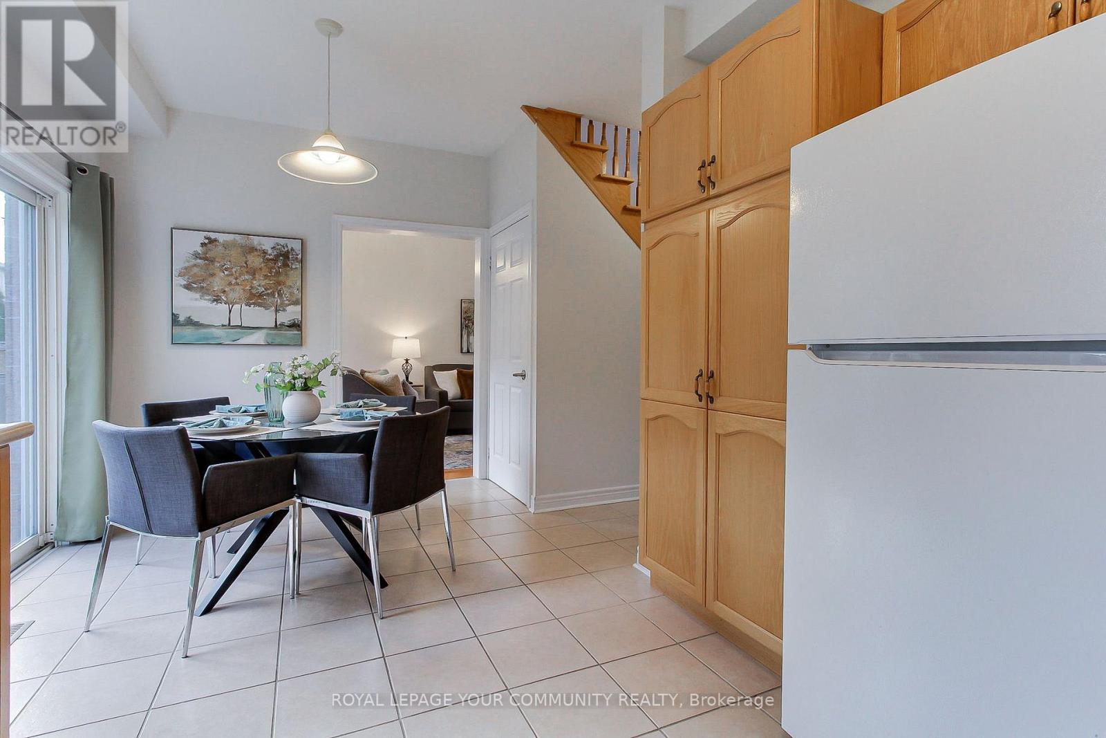 19 Chippingwood Manor, Aurora, Ontario  L4G 7R4 - Photo 9 - N12572382