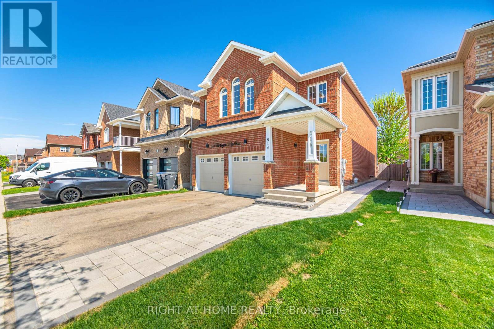 514 Huntington Ridge Drive, Mississauga, Ontario  L5R 2X7 - Photo 4 - W12572296