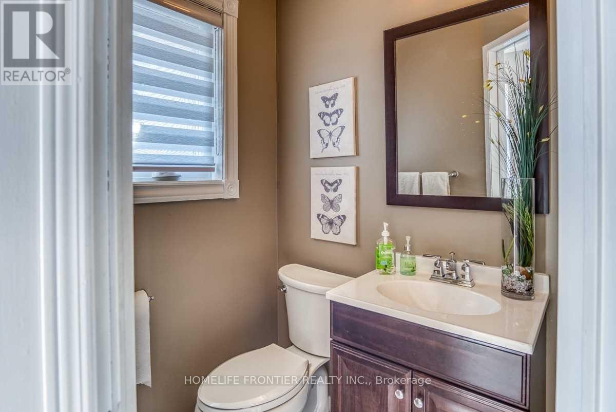 934 Cardington Street, Mississauga, Ontario  L5V 1Z8 - Photo 4 - W12572372