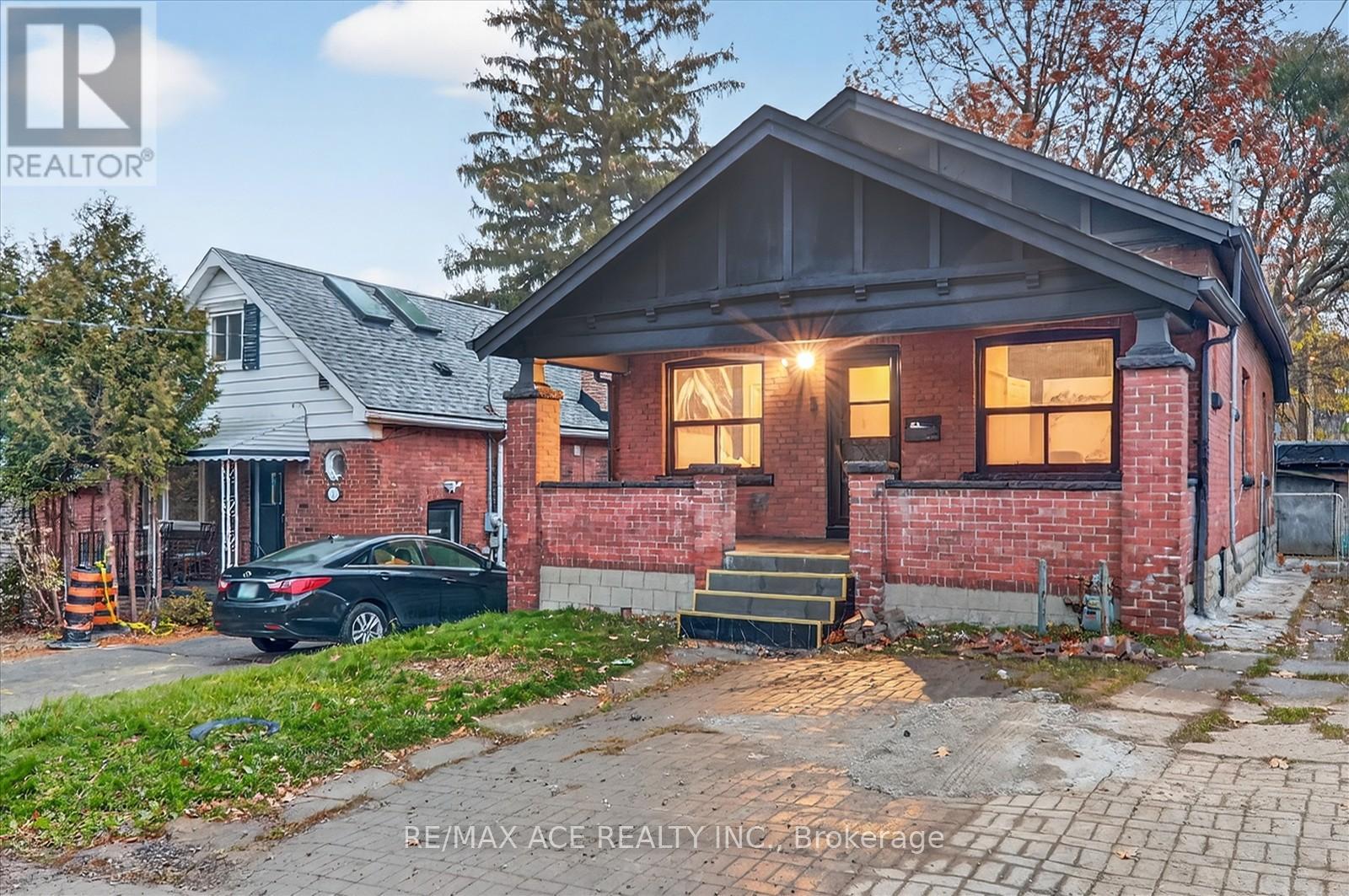 3 MACEY AVENUE, Toronto, Ontario