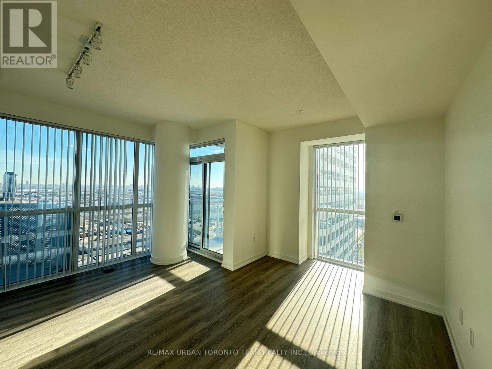 2509 - 8 Interchange Way, Vaughan, Ontario  L4K 5Z7 - Photo 11 - N12572512