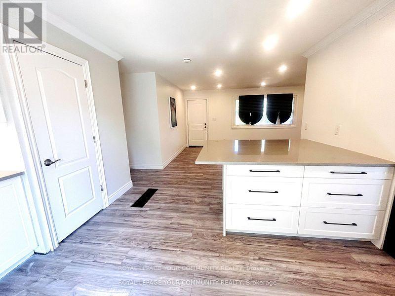 Upper - 93 Westmount Drive S, Orillia, Ontario L3V 6E2 - Photo 4 - S12572390