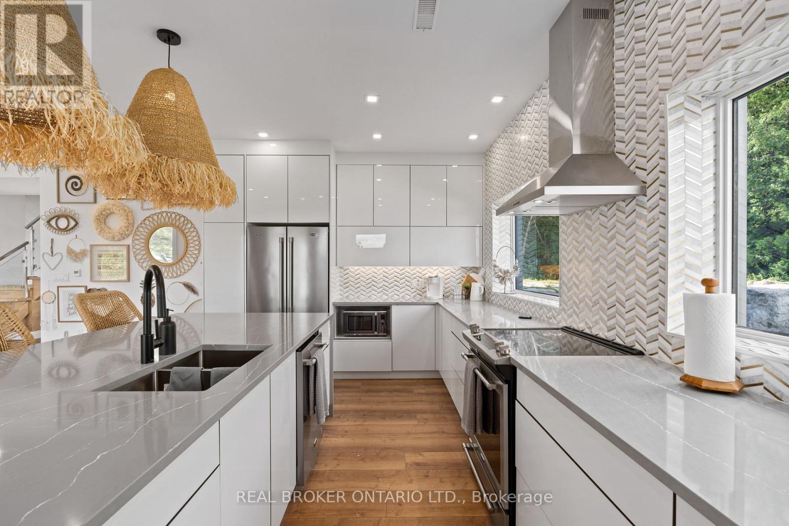 31 Hemlock Avenue, Tay (Waubaushene), Ontario  L0K 2C0 - Photo 19 - S12572410