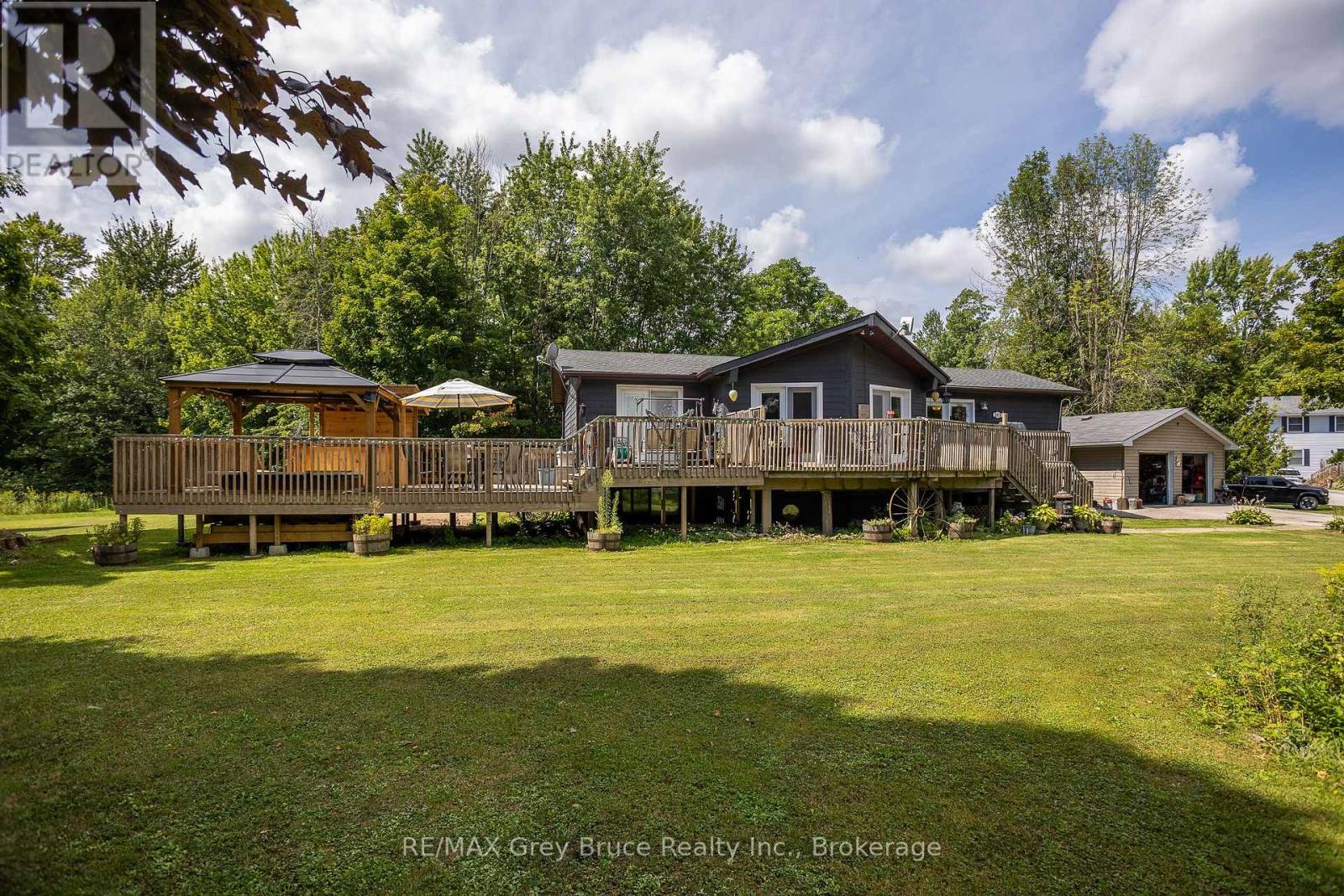 201 Division Street, Georgian Bluffs, Ontario  N0H 2K0 - Photo 31 - X12360870