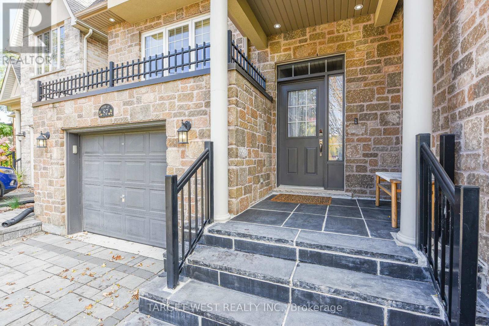 87 Park Street W, Mississauga, Ontario  L5H 1L2 - Photo 4 - W12572464