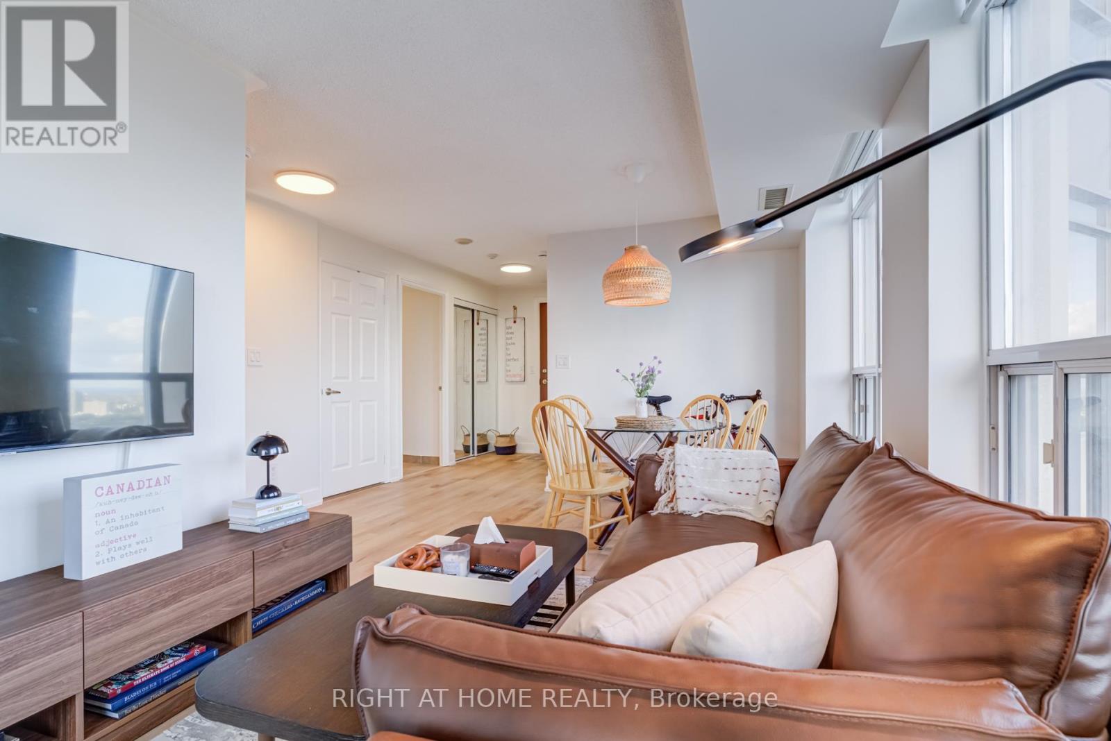 2412 - 310 Burnhamthorpe Road W, Mississauga, Ontario  L5B 4P9 - Photo 10 - W12572466