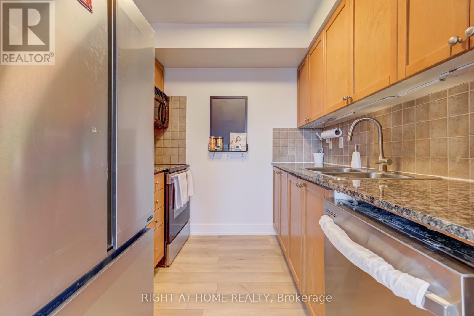 2412 - 310 Burnhamthorpe Road W, Mississauga, Ontario  L5B 4P9 - Photo 12 - W12572466