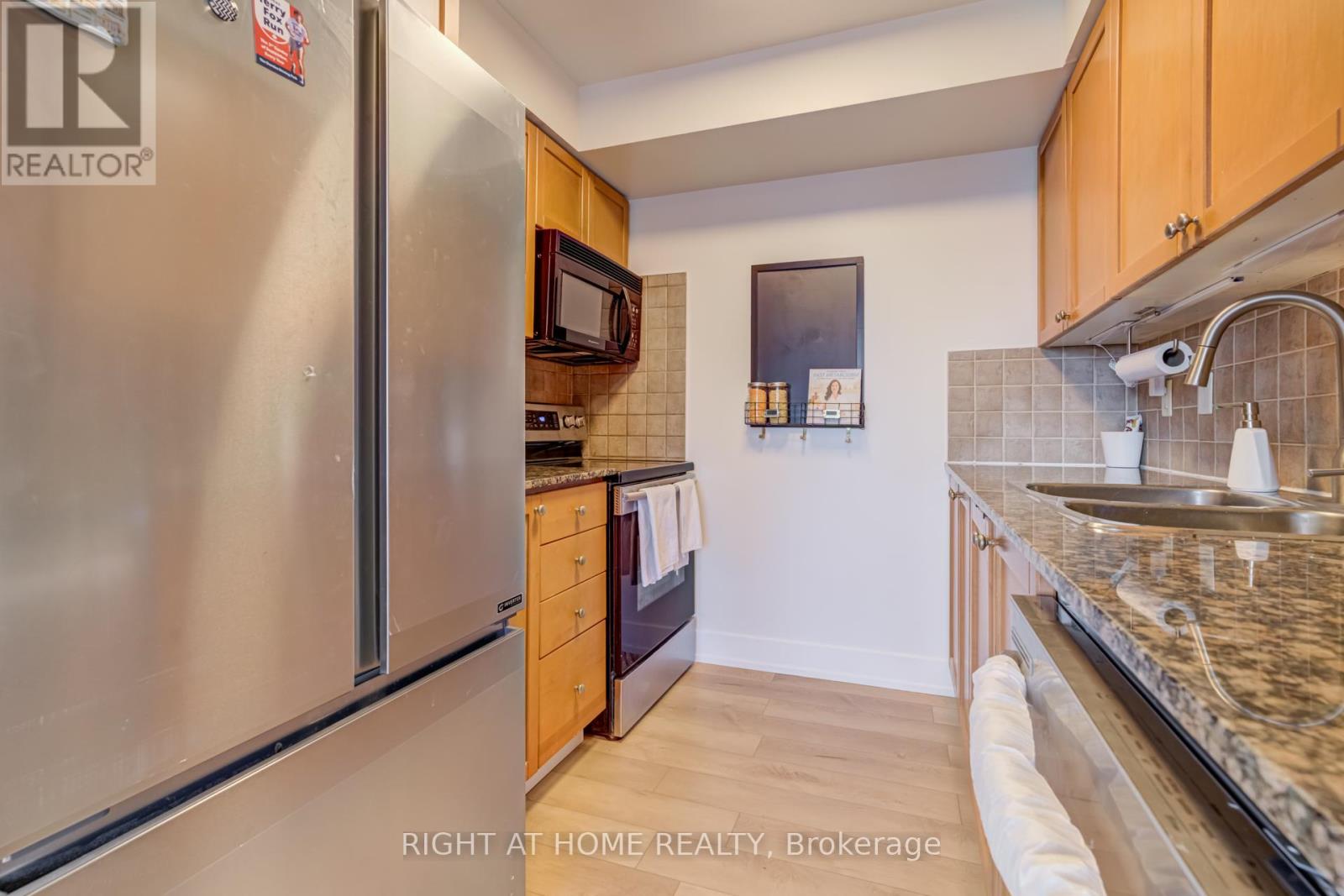 2412 - 310 Burnhamthorpe Road W, Mississauga, Ontario  L5B 4P9 - Photo 13 - W12572466