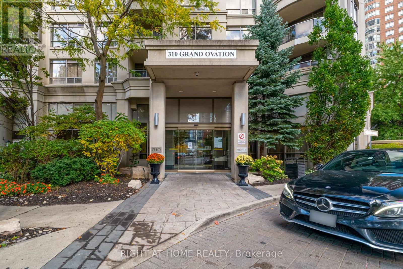 2412 - 310 Burnhamthorpe Road W, Mississauga, Ontario  L5B 4P9 - Photo 2 - W12572466