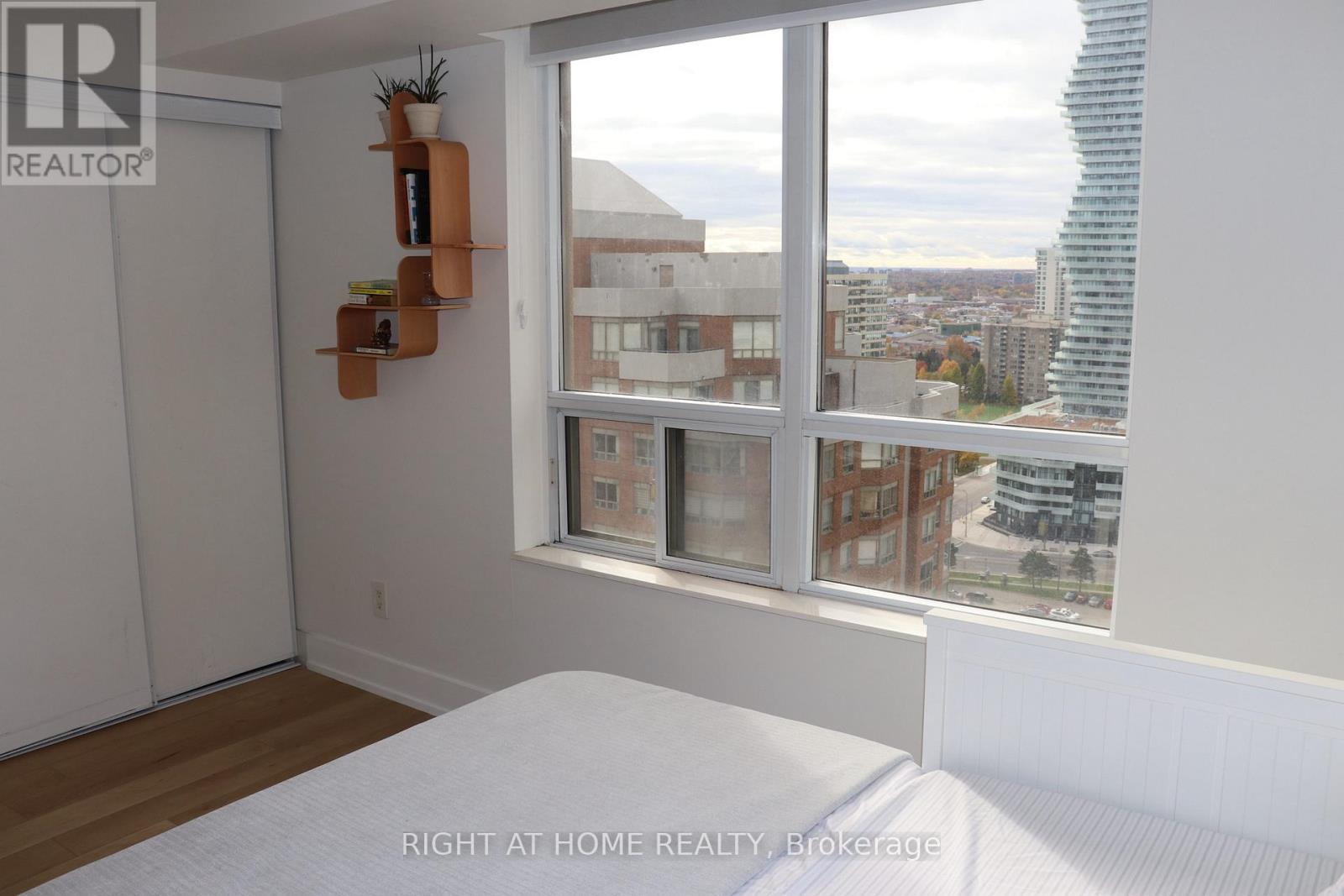 2412 - 310 Burnhamthorpe Road W, Mississauga, Ontario  L5B 4P9 - Photo 20 - W12572466