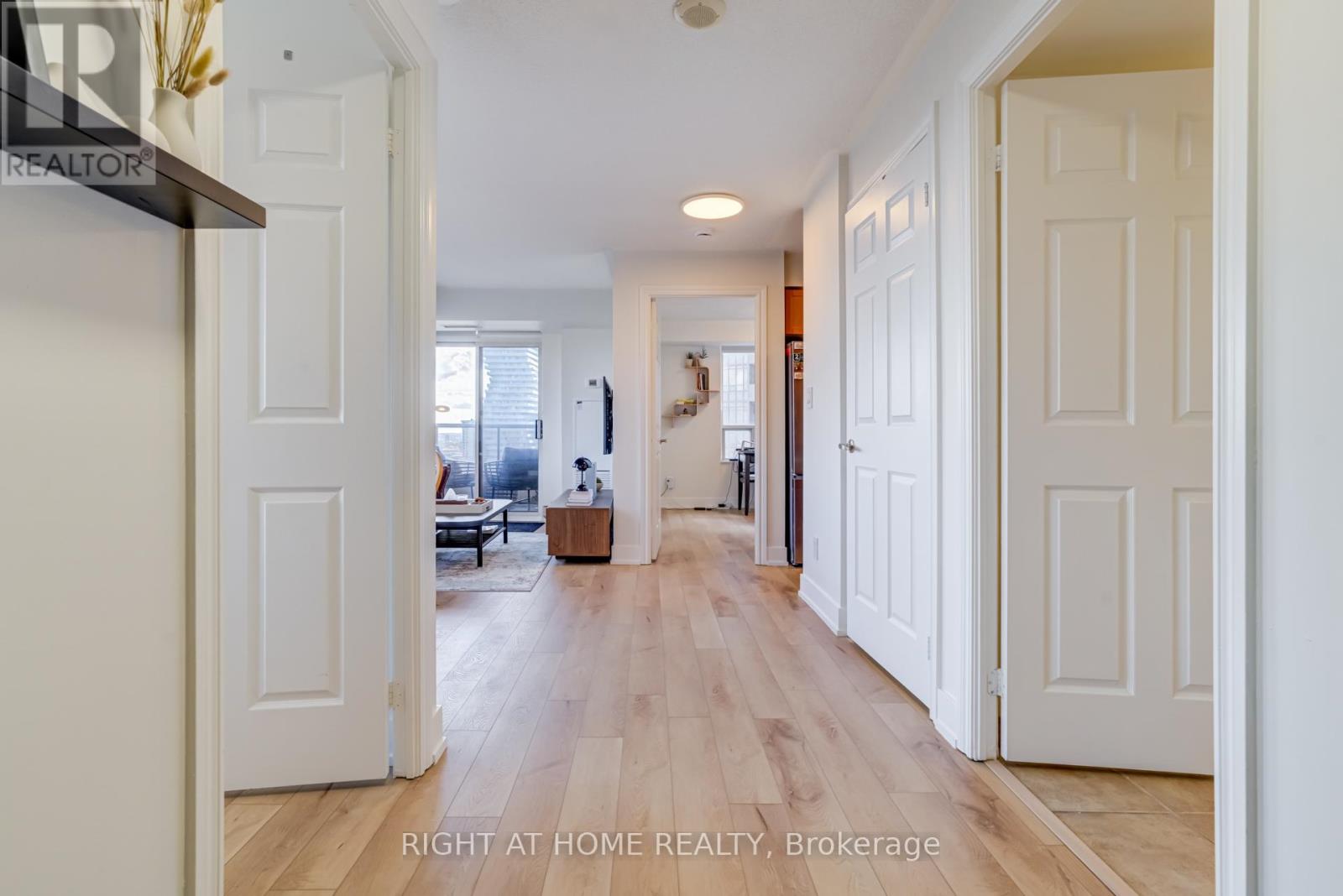 2412 - 310 Burnhamthorpe Road W, Mississauga, Ontario  L5B 4P9 - Photo 5 - W12572466