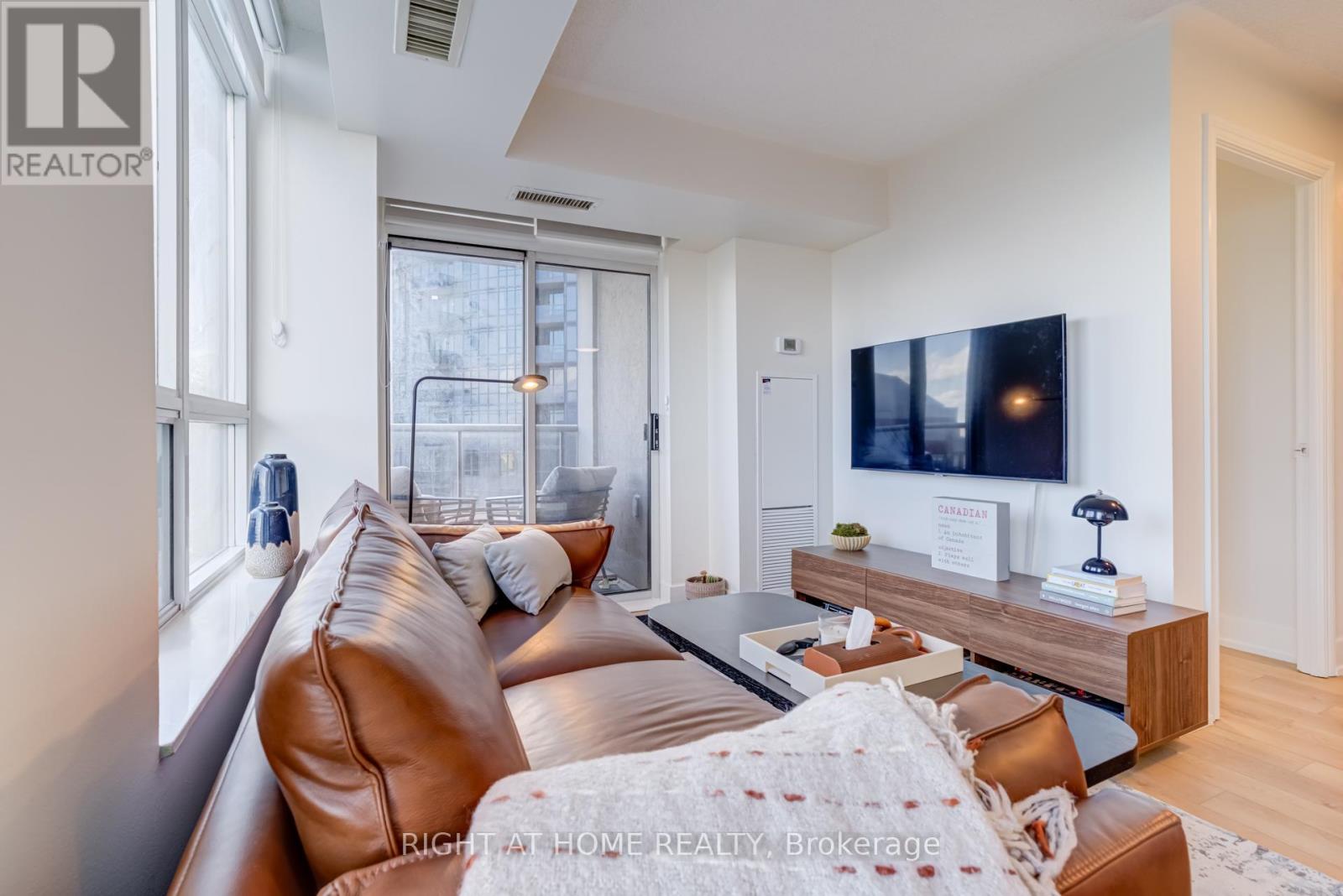 2412 - 310 Burnhamthorpe Road W, Mississauga, Ontario  L5B 4P9 - Photo 8 - W12572466