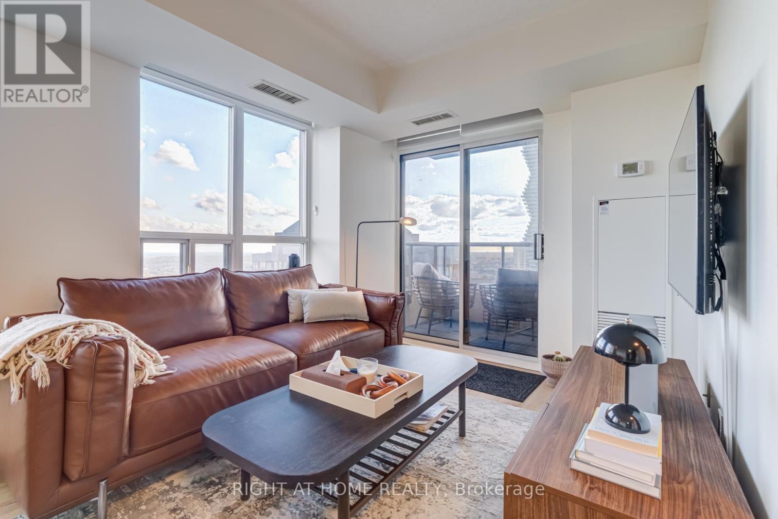 2412 - 310 Burnhamthorpe Road W, Mississauga, Ontario  L5B 4P9 - Photo 9 - W12572466