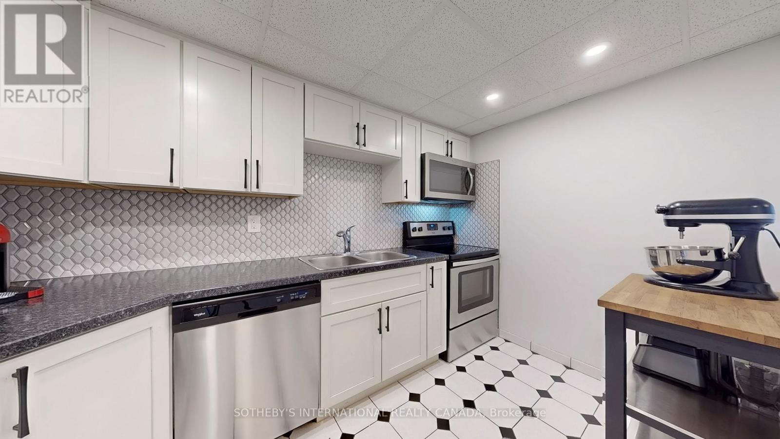 406 - 25 Fairview Road W, Mississauga, Ontario  L5B 3Y8 - Photo 10 - W12572588