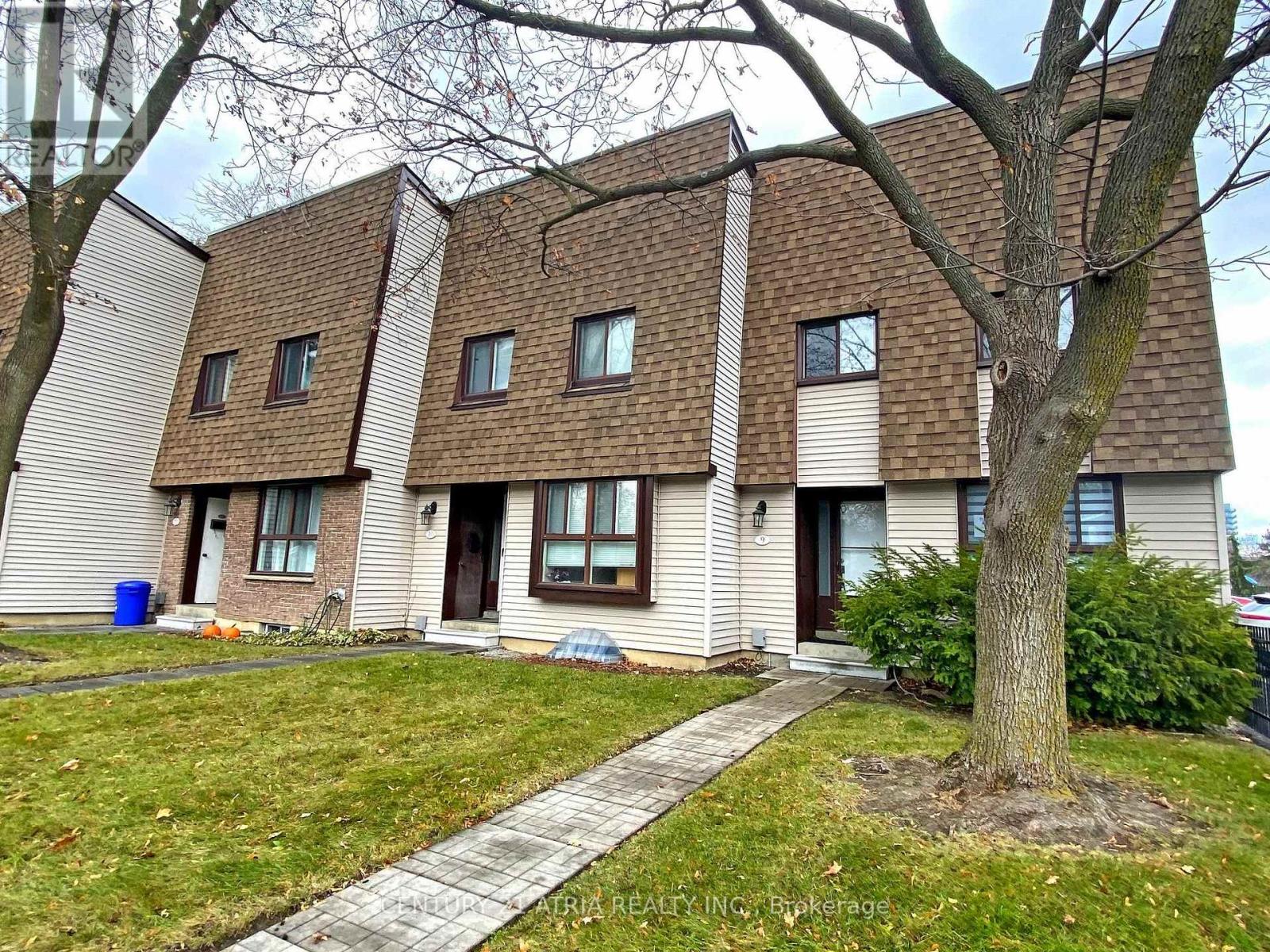 9 - 189 Springhead Gardens, Richmond Hill, Ontario  L4C 5C7 - Photo 3 - N12571272