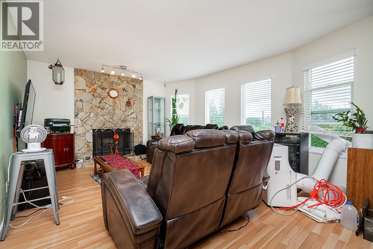 527 E Columbia Street, New Westminster, British Columbia  V3L 3X8 - Photo 3 - R3069600