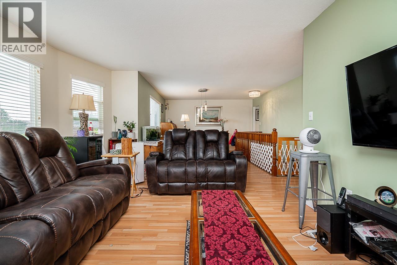 527 E Columbia Street, New Westminster, British Columbia  V3L 3X8 - Photo 4 - R3069600