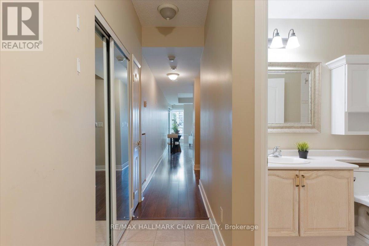 302 - 2 Toronto Street, Barrie, Ontario  L4N 9R2 - Photo 2 - S12572660