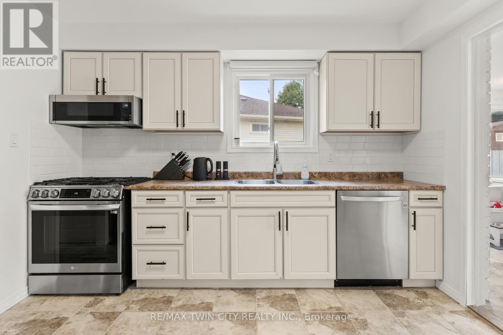 36 Angela Crescent, Cambridge, Ontario  N1S 4B6 - Photo 9 - X12569146