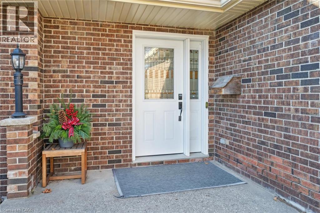 424 Clairbrook Crescent, Waterloo, Ontario  N2L 5V7 - Photo 2 - 40789696