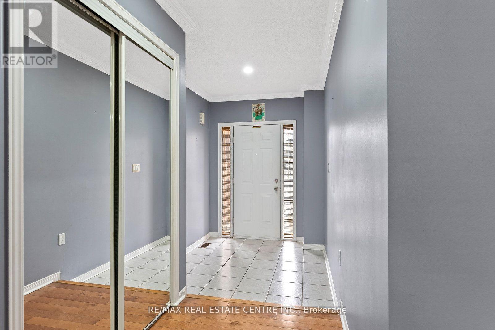 Upper - 5382 Longhouse Crescent, Mississauga, Ontario  L5R 4A5 - Photo 4 - W12572642