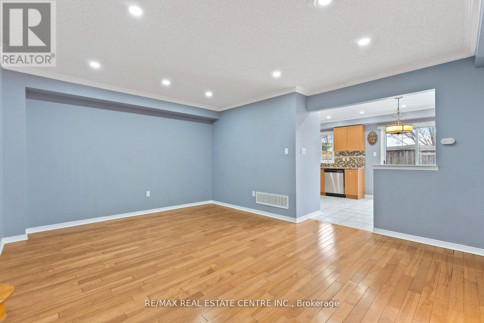 Upper - 5382 Longhouse Crescent, Mississauga, Ontario  L5R 4A5 - Photo 5 - W12572642