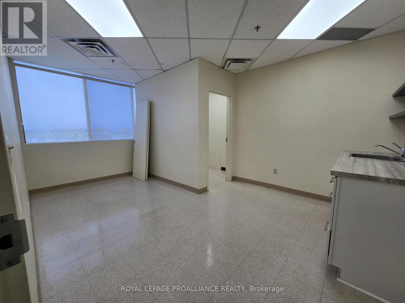 210 - 365 North Front Street N, Belleville, Ontario  K8P 5A5 - Photo 11 - X12572806