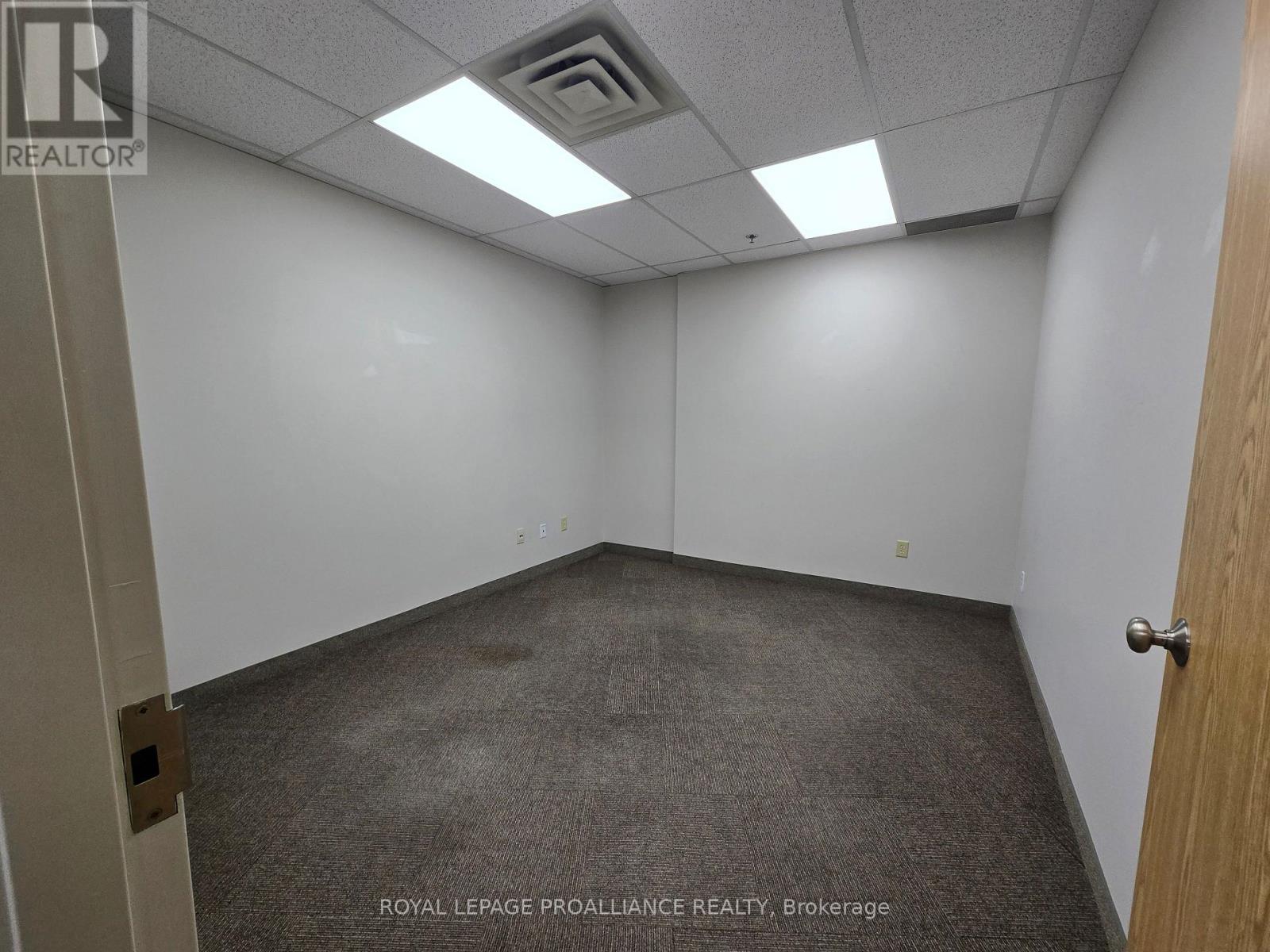 210 - 365 North Front Street N, Belleville, Ontario  K8P 5A5 - Photo 16 - X12572806