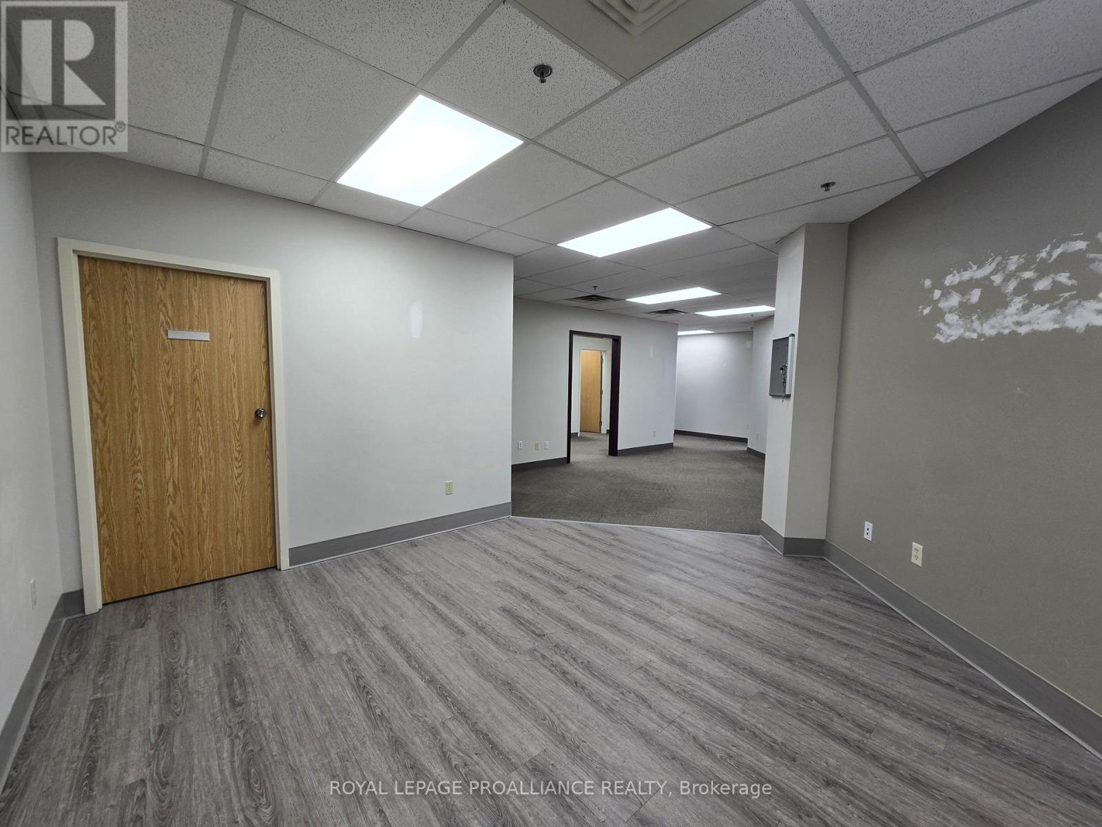 210 - 365 North Front Street N, Belleville, Ontario  K8P 5A5 - Photo 8 - X12572806