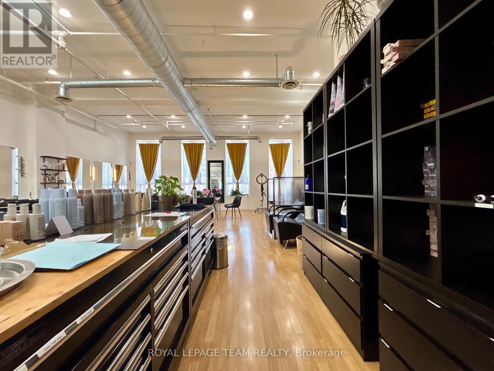 301 Bank Street, Ottawa, Ontario  K2P 1X7 - Photo 2 - X12459971