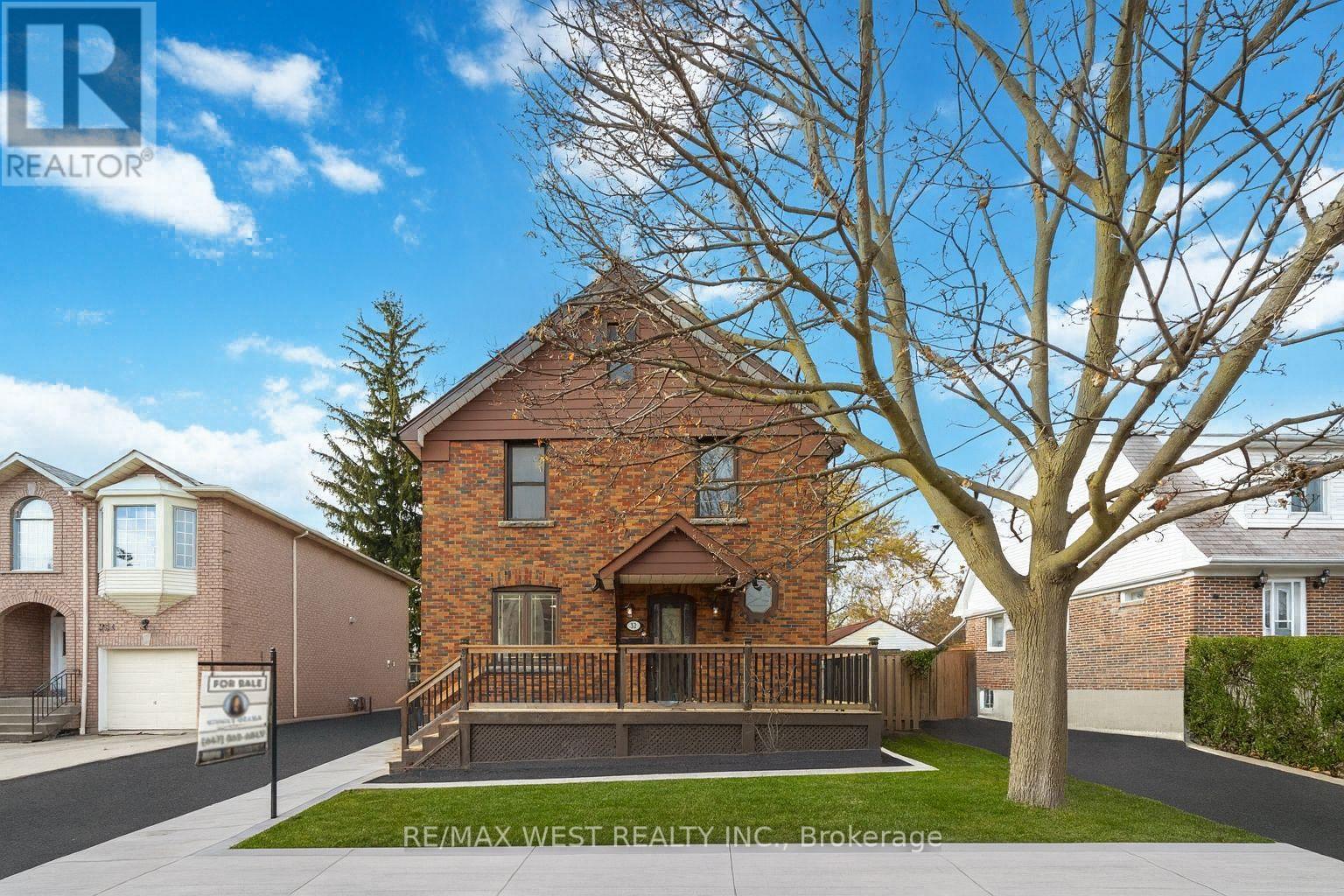 32 HEALE AVENUE, Toronto, Ontario
