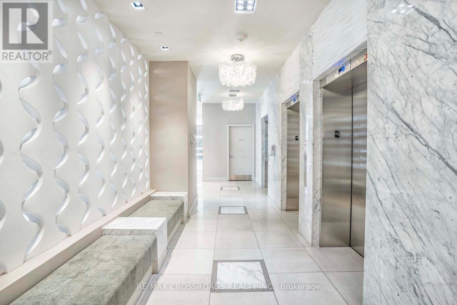 202 - 9618 Yonge Street, Richmond Hill, Ontario  L4C 0X5 - Photo 3 - N12572836