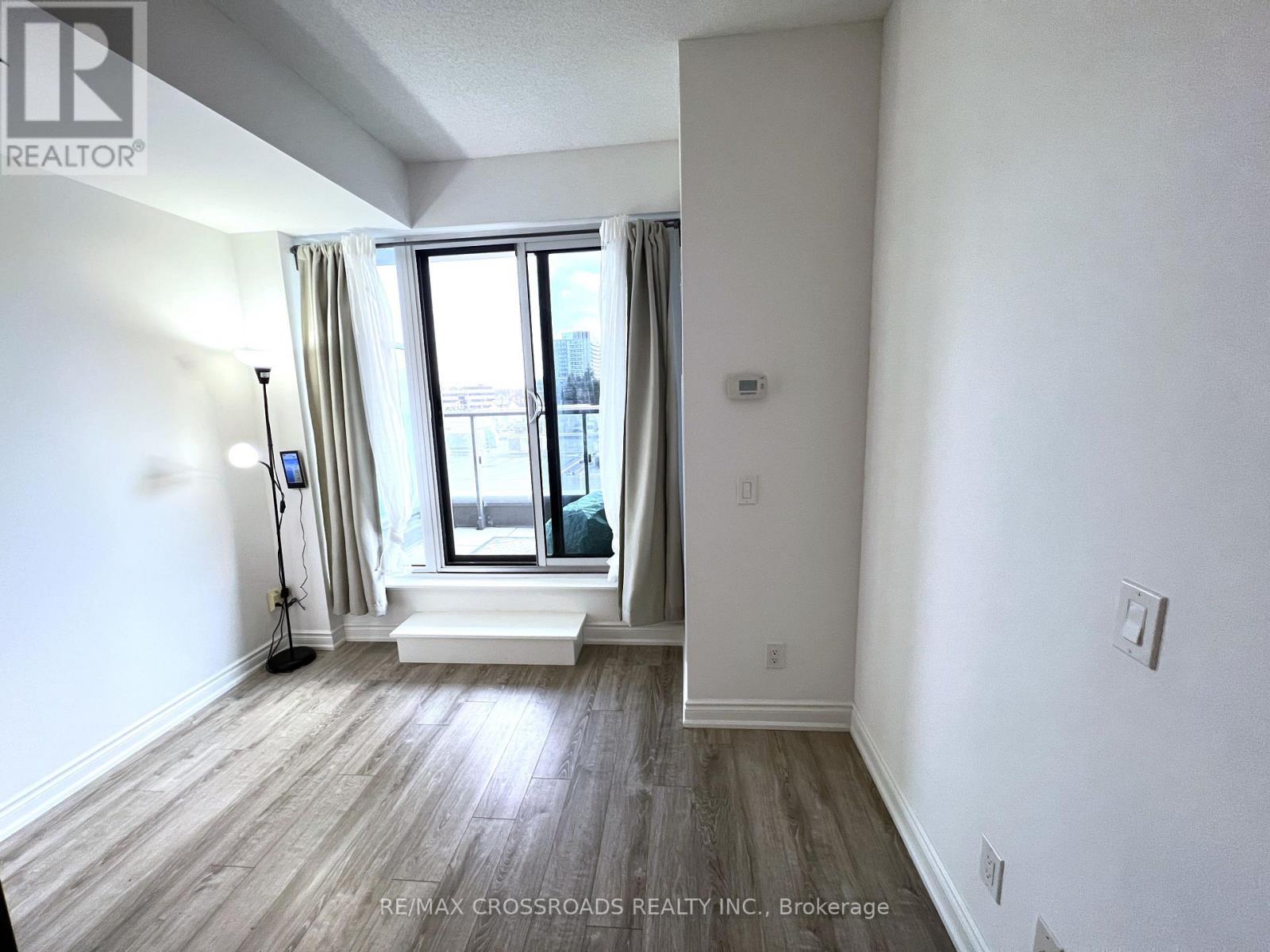 202 - 9618 Yonge Street, Richmond Hill, Ontario  L4C 0X5 - Photo 8 - N12572836