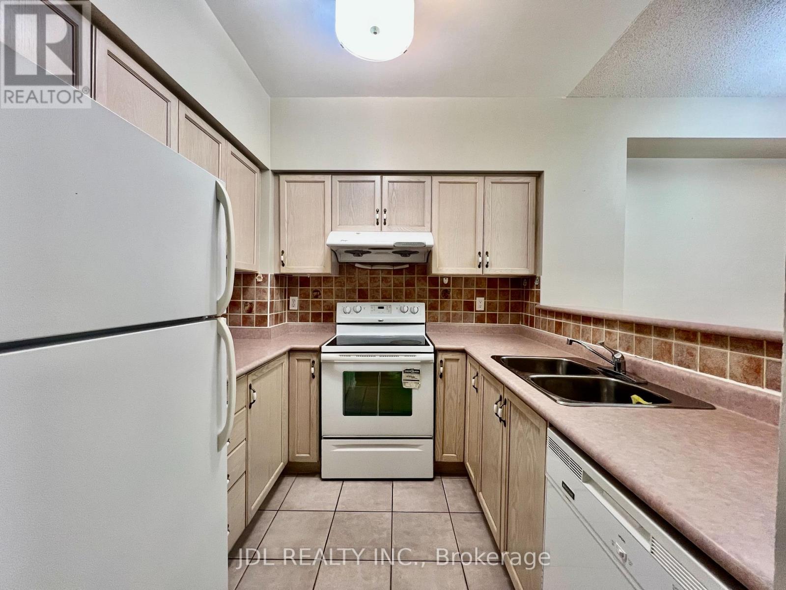 26 - 10 Cox Boulevard, Markham, Ontario  L3R 4G2 - Photo 8 - N12572862