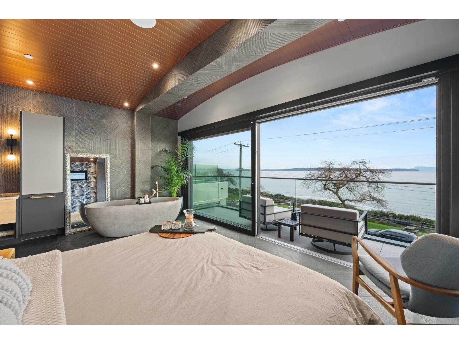 14555 Marine Drive, White Rock, British Columbia V4B 1B5 - Photo 2 - R3069349