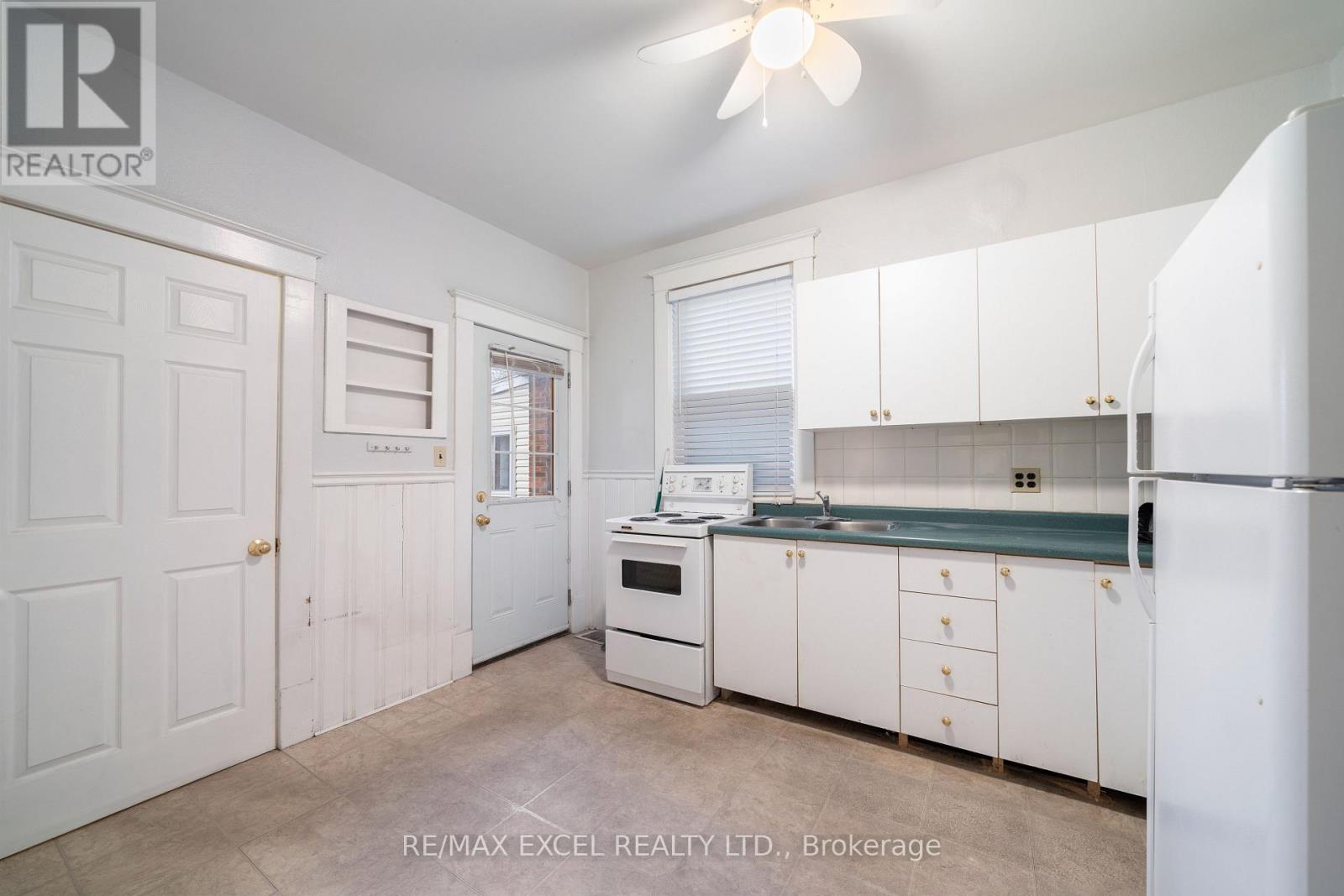 33 Edgemont Street, Hamilton, Ontario  L8H 4C7 - Photo 2 - X12572774