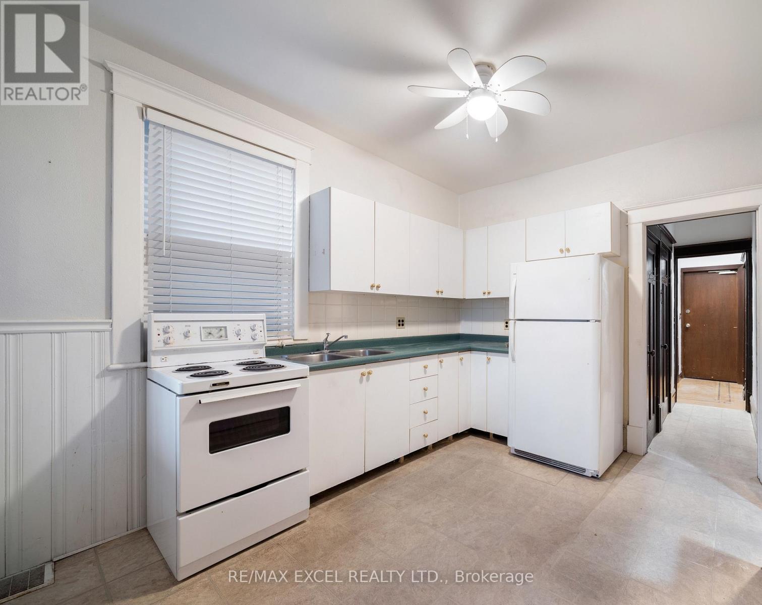 33 Edgemont Street, Hamilton, Ontario  L8H 4C7 - Photo 3 - X12572774