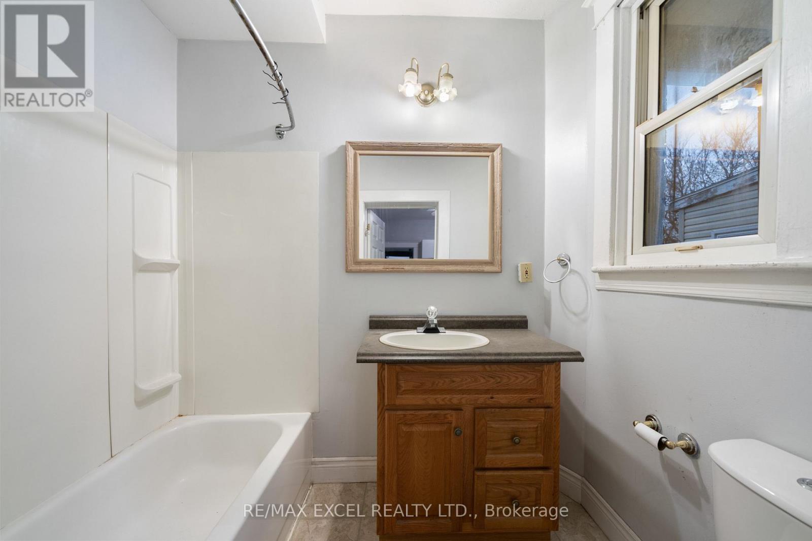 33 Edgemont Street, Hamilton, Ontario  L8H 4C7 - Photo 4 - X12572774